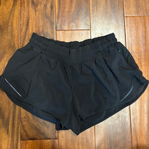 lululemon athletica Pants - Lululemon hotty hot 2.5 inch size 8